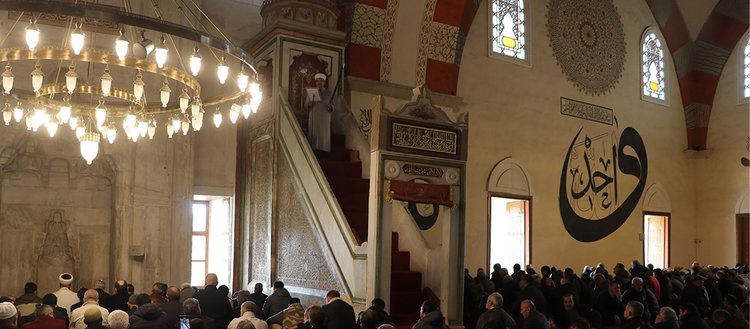 Edirne’deki Eski Cami’de imamlar 6 asırdır cuma ve bayram hutbelerine kılıçla çıkıyor