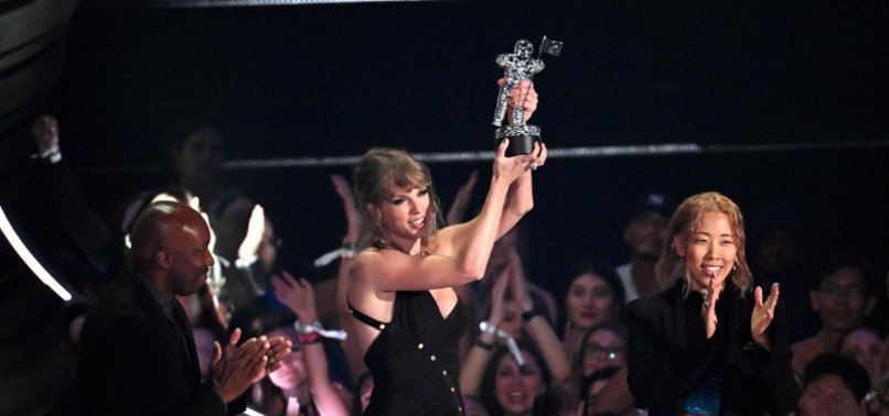 TAYLOR SWIFT RACKS UP TROPHIES AT MTVS VIDEO MUSIC AWARDS