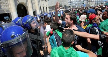 Algerian students urge Bouteflika-era officials to quit