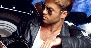 Ünlü şarkıcı evinde ölü bulundu!