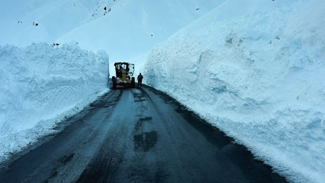ÇIĞ NEDENİYLE KAPANAN YOL AÇILDI