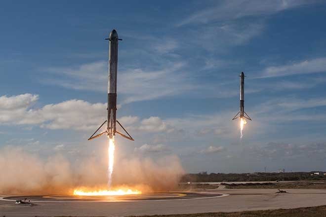 FALCON HEAVY UZAYA FIRLATILDI