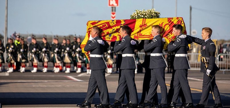 QUEENS FAMILY PAYS RESPECTS AS COFFIN ARRIVES AT BUCKINGHAM PALACE