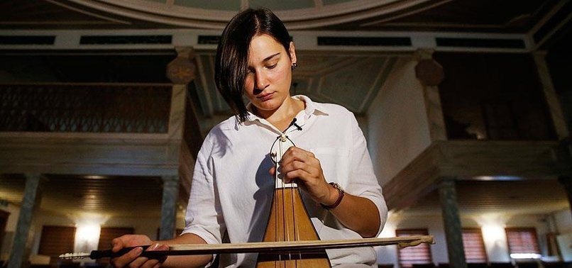 MUSIC STUDENT SEALS DREAM WITH OTTOMAN INSTRUMENT