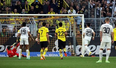 Borussia Dortmund beat Borussia Gladbach 5-2 to keep alive title hopes