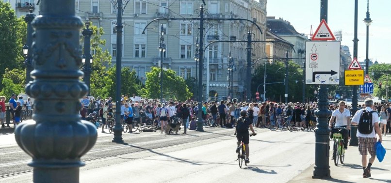 HUNGARY: ANTI-GOVERNMENT PROTEST BLOCKS BRIDGE OVER TAX LAW