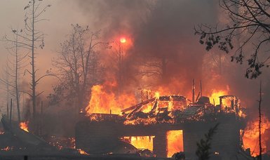 Northern California wildfire burns homes, causes injuries