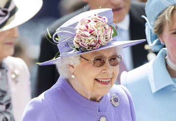 Kraliçe Elizabeth makyajını kendi yapıyor