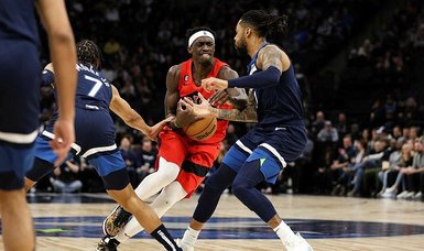 D'Angelo Russell leads Wolves' comeback win over Raptors