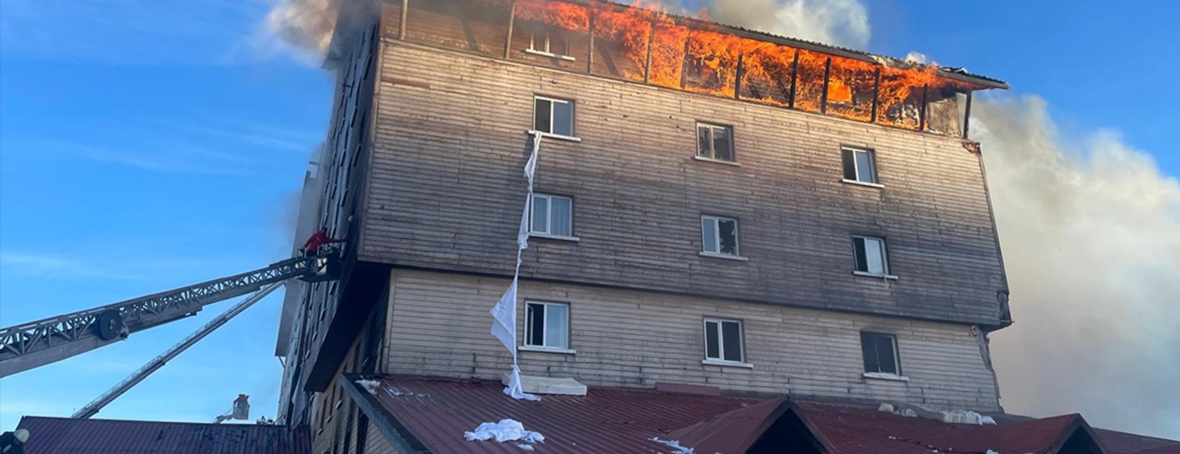 Kartalkaya Kayak Merkezi’nde otelde çıkan yangında can kaybı 10’a yükseldi