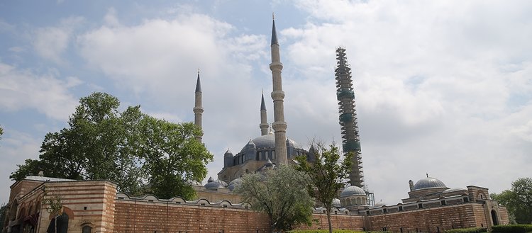 Zaman belirleyici olarak bilinen muvakkithanelerin bir örneği de Selimiye’de