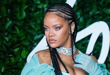 Rihanna, yeni koleksiyonu için kamera karşısında