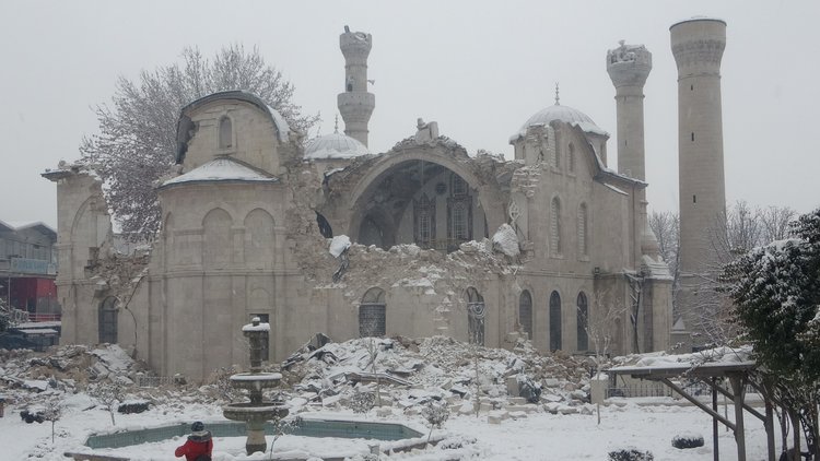 Malatya’nın tarihi camisi depremde yıkıldı