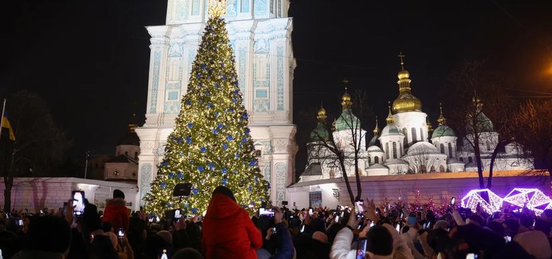 RUSSIANS SHOW SUPPORT FOR PALESTINIANS, PLACE CHRISTMAS TREES NEAR PALESTINIAN EMBASSY IN MOSCOW