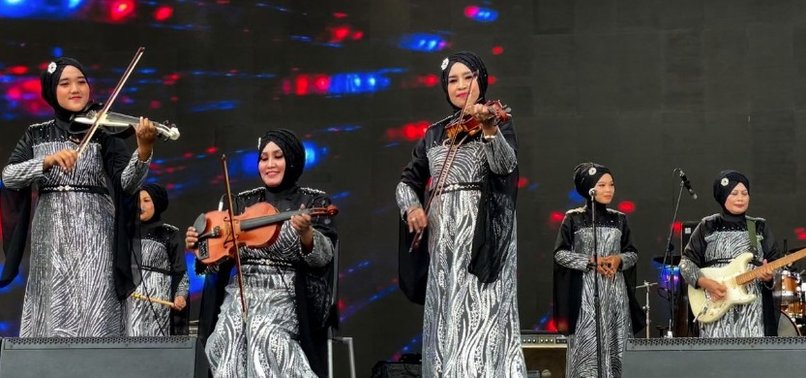 HIJABI INDIE MOTHERS EMBRACED BY YOUNG INDONESIAN MUSIC FANS