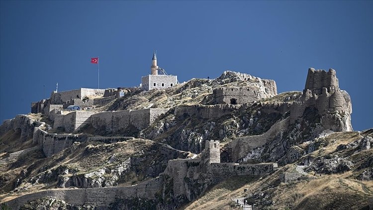 Van Kalesi’nin zirvesindeki Süleyman Han Camisi yeniden inşa ediliyor