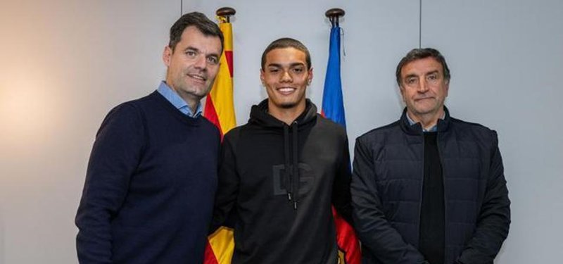 Barcelona sign Ronaldinho's son and hope greatness runs in the family