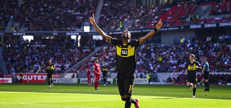 Dortmund crush hosts Freiburg 4-1 in hunt for top four finish