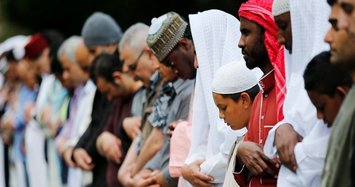 Faithful Muslims around the world begin celebrating Eid