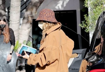 Hailey Bieber, Bahar Sezonunda Vazgeçmek Zorunda Olmadığımız Parçaları Giydi