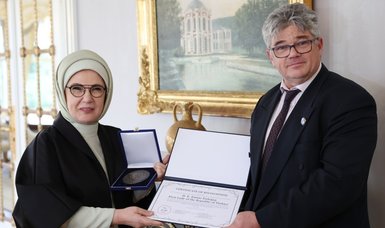 Turkish first lady presented with Dr. Beck Award for promoting apitherapy