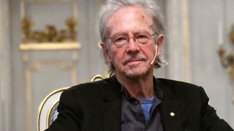 Akademisyen ve gazeteciler Nobel Edebiyat Ödülü’nün Handke’den geri alınmasını istedi