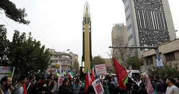 Iran displays missile, calls Trump 