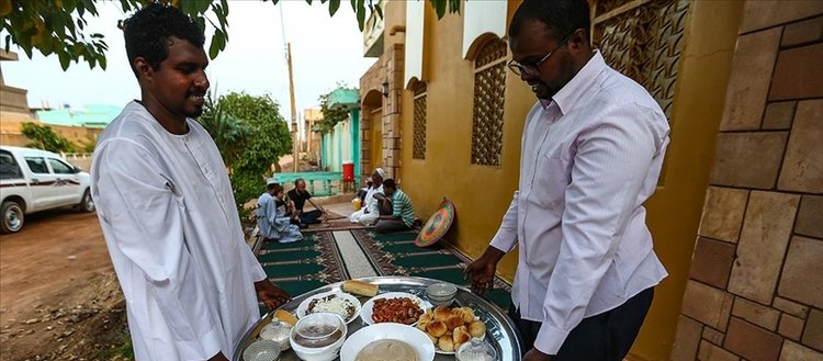 Sudanlılar evlerinin önündeki iftar sofralarında ramazanın bereketini paylaşıyor
