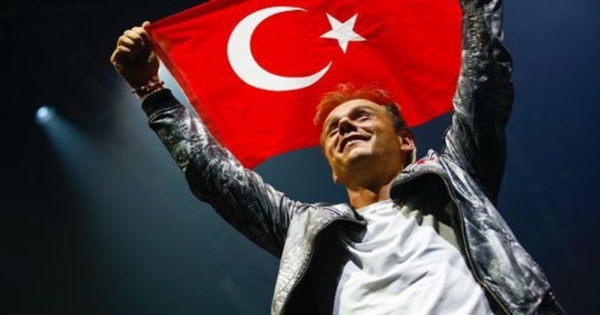 Türk bayrağıyla sahnede dolaştı