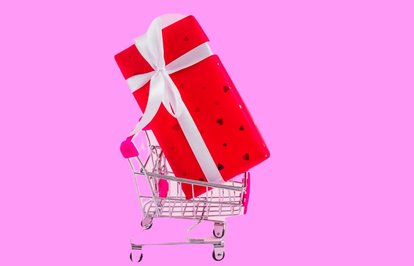 Sevgililerinyüzde74üonlinehediyeleşti