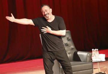 Cem Yılmaz sahnede fenalaşmasının ardından açıklama yaptı