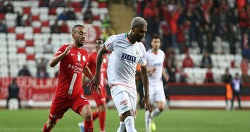 10-man Alanyaspor beat Antalyaspor with late goal