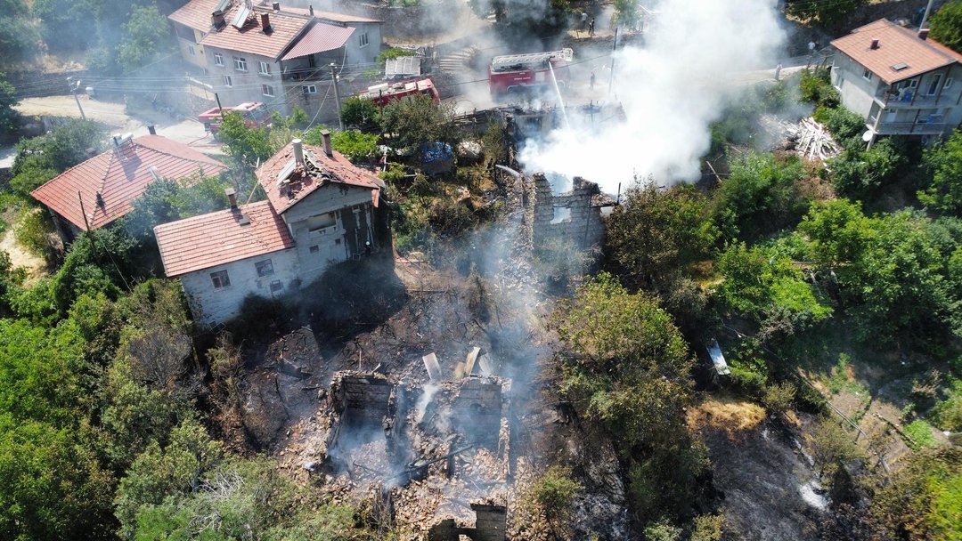 ANTALYA’DA KÖY YANGINI