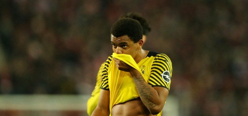 Dortmund defender Akanji wants to delay Bayern's title party