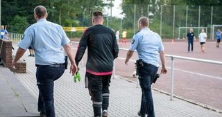 Almanya’da 43 gol yiyen kaleciyi polis götürdü