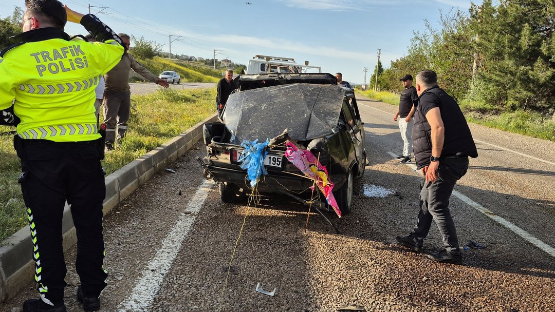 KAZA SONRASI OTOMOBİL HURDAYA DÖNDÜ