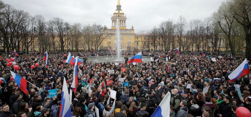 THOUSANDS OF ANTI-PUTIN PROTESTERS CROWD INTO MOSCOW SQUARE
