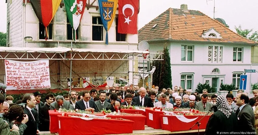 Kohl alay etmişti Merkel katılıyor