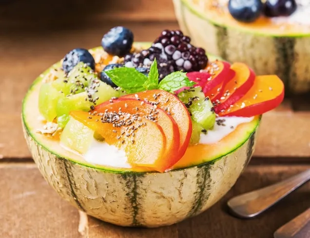 Kavun Kabuğunda Meyve Salatası