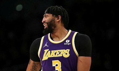 Anthony Davis exits Lakers game with ankle injury