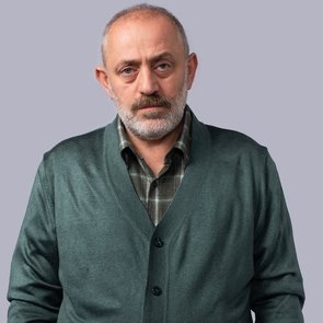 Hilmi Özçelik – Kimdir