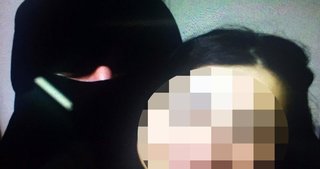 Nişanlısını görebilmek için çarşaf giymiş