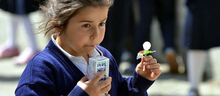 Okul çağındaki çocuklara düzenli süt tüketimi önerisi