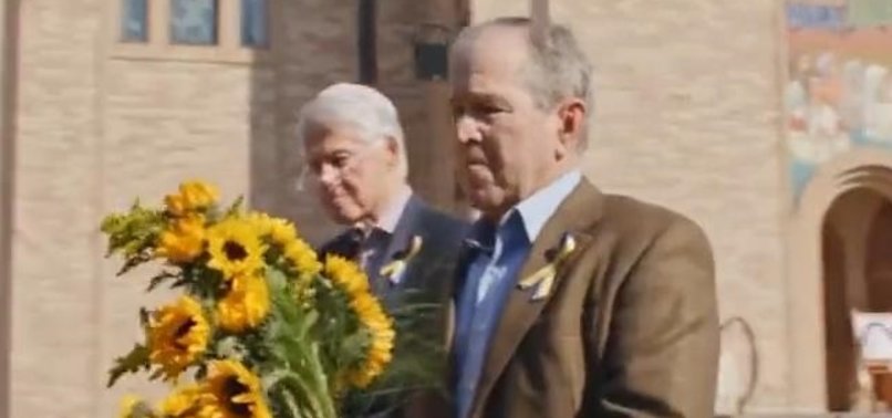 BUSH AND CLINTON LEAVE FLOWERS AT UKRAINIAN VILLAGE CHURCH IN CHICAGO