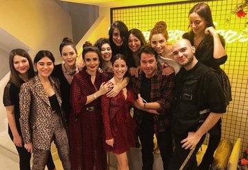Hazal Kaya, dostlarıyla kına gecesi yaptı