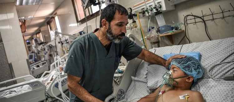 İsrail’in bastığı Gazze’deki hastanenin doktoru gözyaşları içinde dünyaya seslendi
