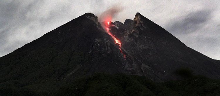 Endonezya’da yanardağ nedeniyle 494 kişi mahsur kaldı