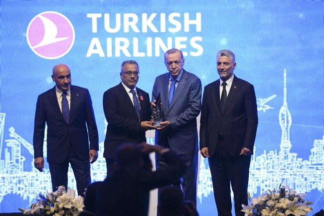 ihracat-sampiyonlari-odullerini-baskan-erdoganin-elinden-aldi-1687011950171.jpg