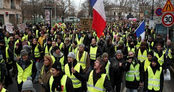 Day and night, yellow vest protests keep pressure on Macron