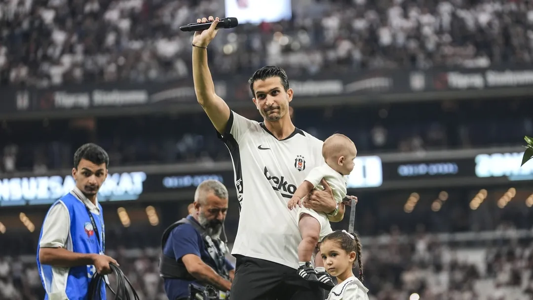 17 SEZON ARALIKSIZ FORMASINI GİYDİĞİ BEŞİKTAŞ’TA KARİYERİNİ SONLANDIRAN KAPTAN NECİP UYSAL, SİYAH-BEYAZLI TARAFTARLARLA VEDALAŞTI.
